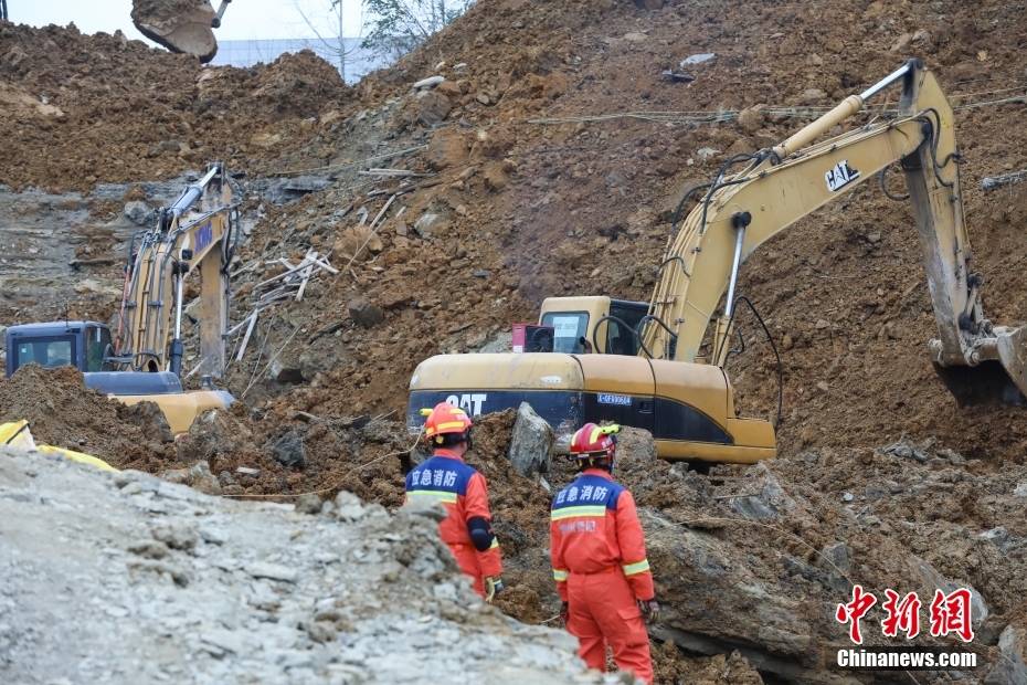 贵州毕节在建工地山体滑坡挖机倾倒17人被困救援现场图