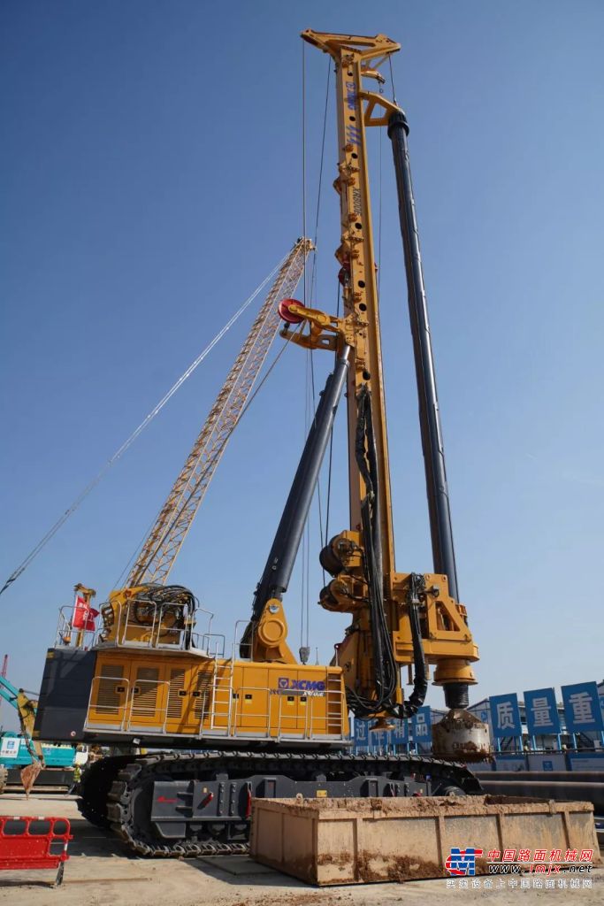 全球最大吨位旋挖钻机xr800e在粤港澳大湾区进行桩基础施工