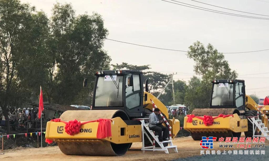 柳工设备参建中国援建柬埔寨项目，首相亲自试驾柳工推土机