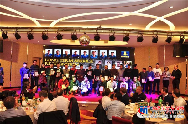 宝峨新春年会在上海和天津举行，数十名入职宝峨10 - 25年的员工获得荣誉证书