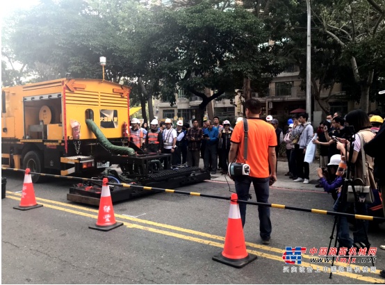 精进道路修补技术，台湾高雄试办英达热再生修补车