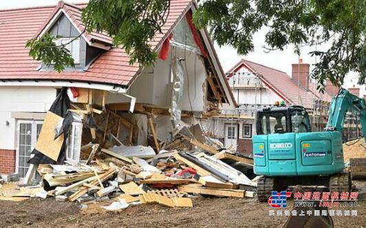 英工人因被拖欠工資 開挖掘機損毀5座房屋泄憤