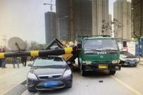 “背着”挖掘机还强过限高杆，挖掘机掉下砸中路边车