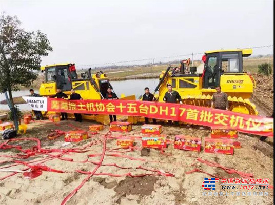 安徽用户一次性签订十五台DH17C2推土机