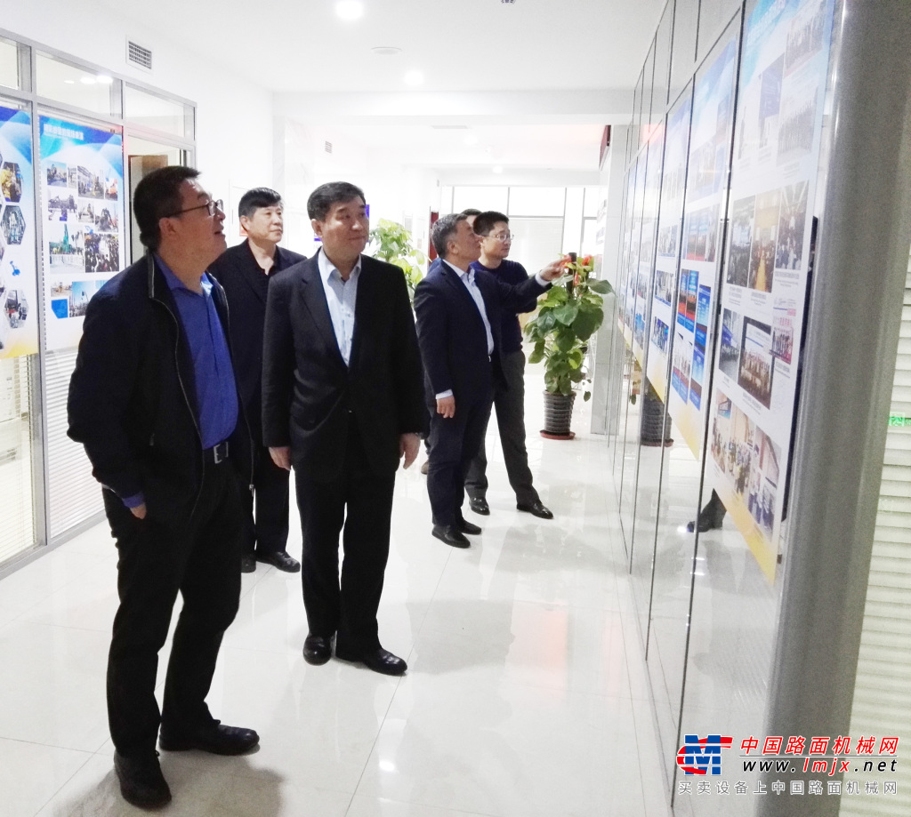 中展集团管理公司副总经理黄宝聚一行到访中国工程机械工业协会