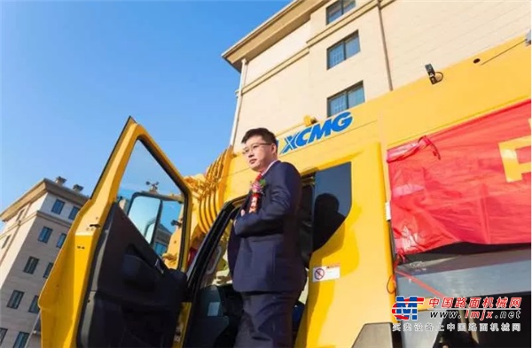 谁说吊友不懂浪漫？甜蜜接亲婚车队再现千万“徐工金”！