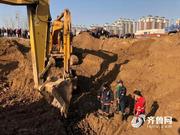 聊城8岁男孩坠入10米深井7台挖掘机救援
