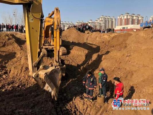 聊城8岁男孩坠入10米深井7台挖掘机救援