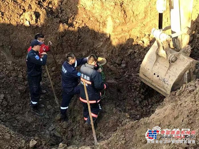 聊城8岁男孩坠入10米深井7台挖掘机救援