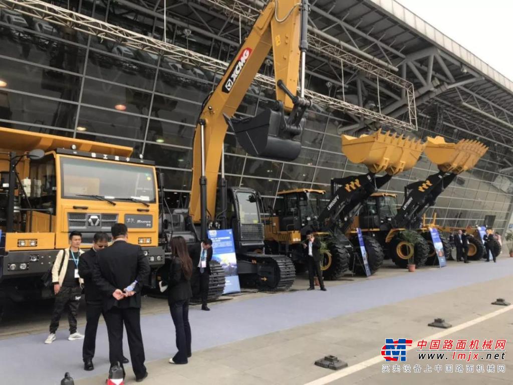 徐工：XG90宽体自卸车重磅登陆中国国际水泥技术及装备展览会