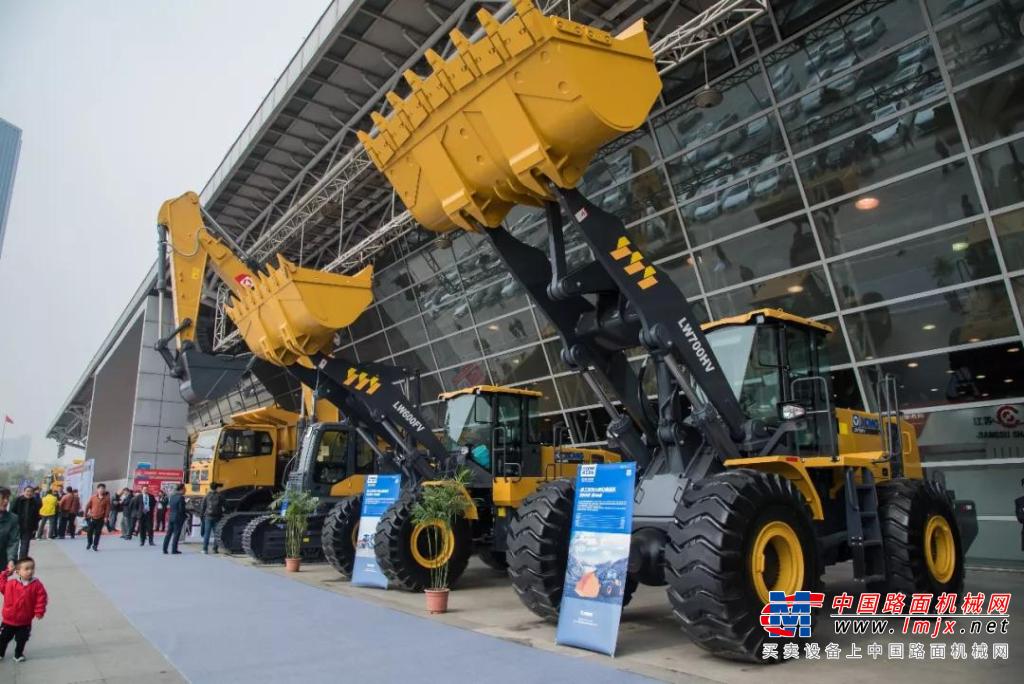 徐工大吨位装载机亮相中国国际水泥展
