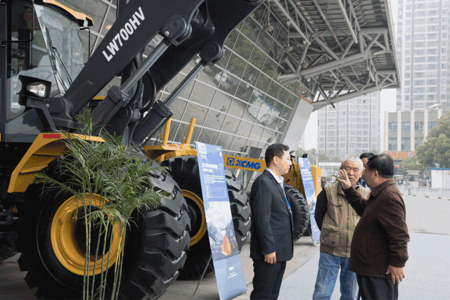 徐工大吨位装载机亮相中国国际水泥展