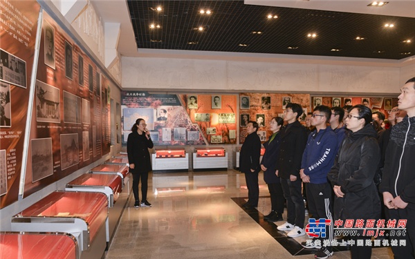 方圆集团组织青年职工祭扫英灵山革命烈士陵园 接受革命传统教育