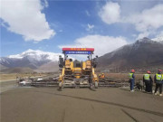 西藏G109羊拉高速二标中大“四合一铁搭档”水稳大厚度常态化摊铺