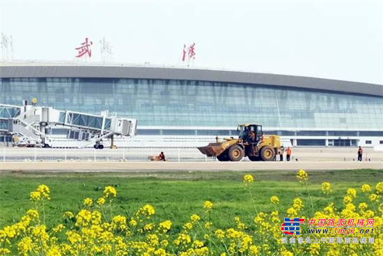 亚龙筑机两套4000型设备应用武汉天河机场跑道盖被工程，服务世界军人运动会