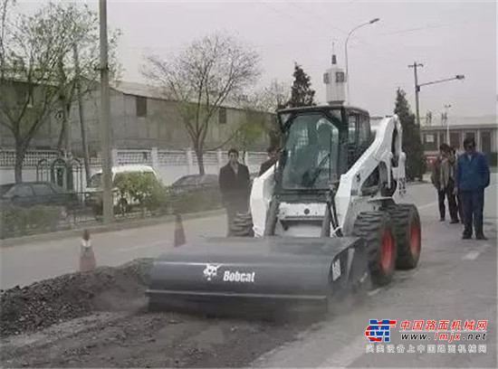 装上封闭清扫器，山猫清扫真无敌！