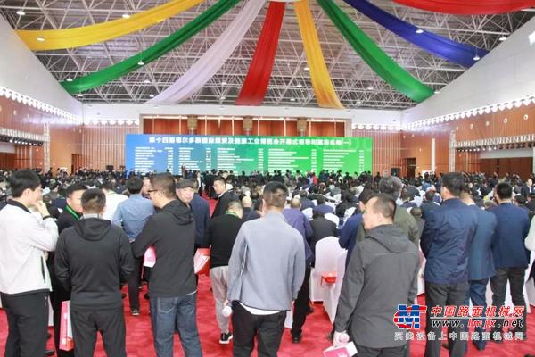 山推装载机盛装亮相第十四届鄂尔多斯国际煤博会
