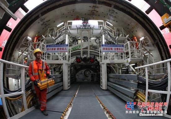 中国国产盾构机穿越国内最大最复杂水下溶洞区