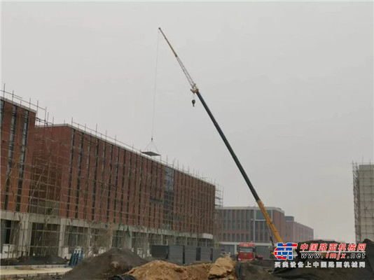 校区内的“钢铁侠”，看柳工起重机为教育事业添砖加瓦！