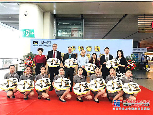 卡特彼勒冠名列车成都出发 工程机械实干家与中国高铁并肩前行