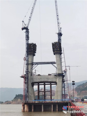 方圓集團SC200/200斜式施工升降機服務於武穴長江公路大橋 