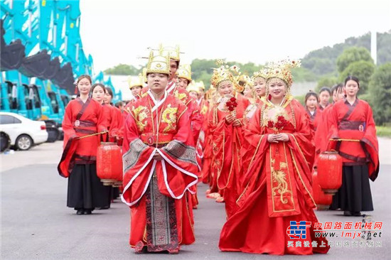 520甜蜜暴击！七十对眷侣在山河智能举办集体婚礼 
