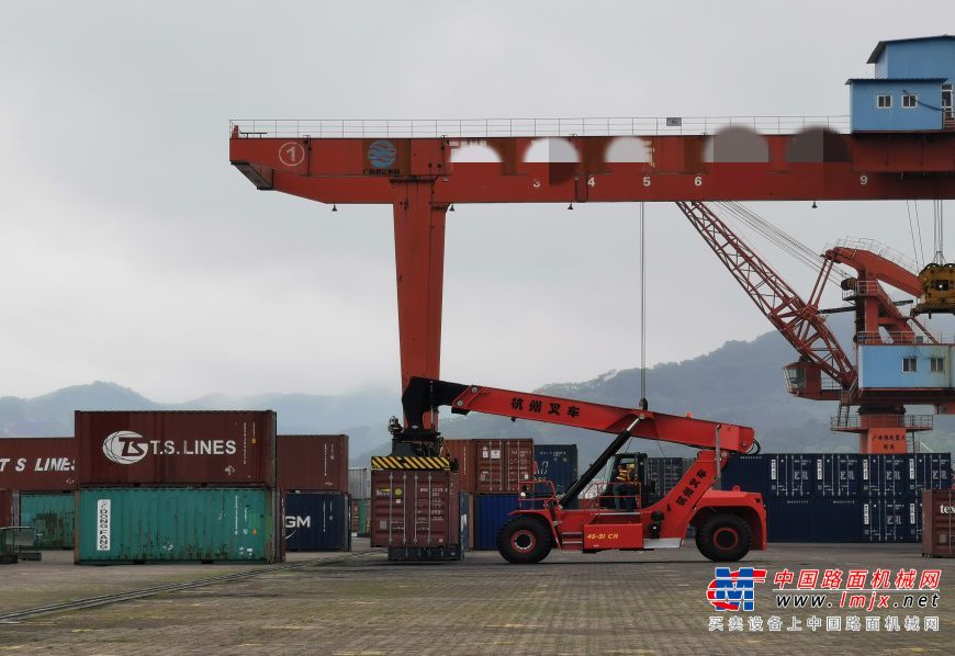 杭叉45吨集装箱正面吊顺利交付广西某港口