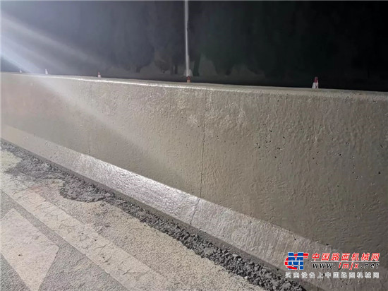 维特根SP 15滑模摊铺机助力兰州G22高速防撞墙改造 