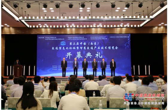实力圈粉！“公路医生”亮相智慧交通博览会