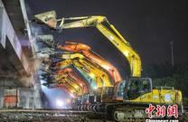 频现中国效率 2个半小时，50台挖掘机截断京沪高速