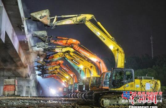 频现中国效率 2个半小时，50台挖掘机截断京沪高速