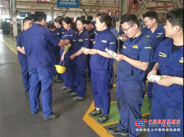 徐工消防为职工送清凉送健康