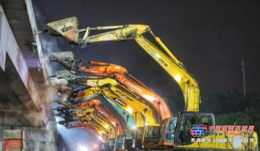 50台挖掘机豪雨中“穿针引线”截断京沪高速