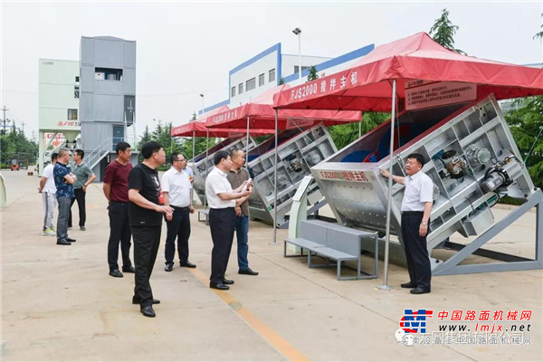 来自海阳市的用户观摩方圆集团2019年新产品展示会产品样机
