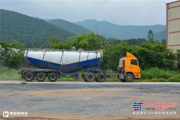 黄色粉罐车成梅州货运市场一景，这家散装水泥运输公司为何只用华菱车？