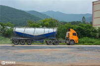 黄色粉罐车成梅州货运市场一景，这家散装水泥运输公司为何只用华菱车？