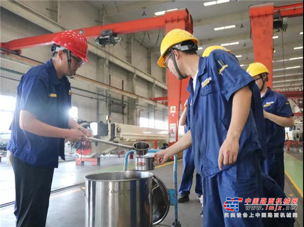 徐工：情系一线，关爱送清凉