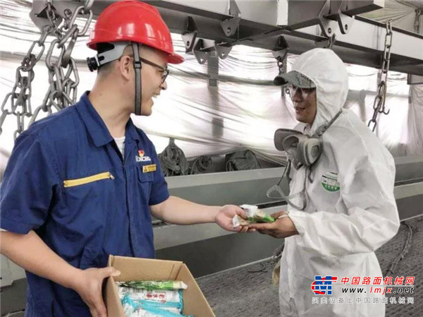 徐工：情系一线，关爱送清凉