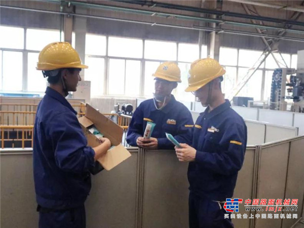 徐工：情系一线，关爱送清凉
