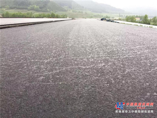 中大：青海克图至大通公路沥青下面层雨后效果！