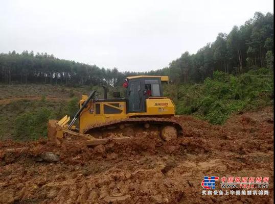 山推钢铁巨兽助力高速公路施工