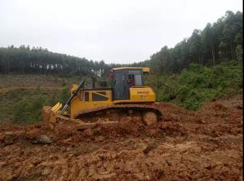 山推钢铁巨兽助力高速公路施工