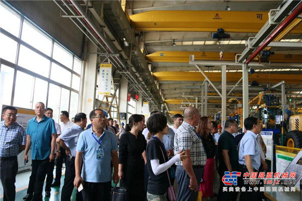 山東臨工助力石材行業創新發展高峰論壇盛大召開