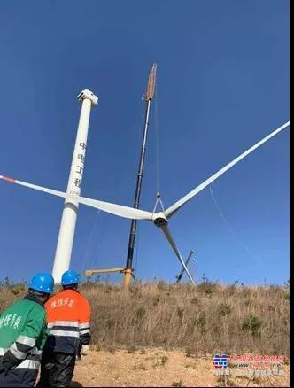徐工：“风电大佬”QAY1200A无惧百米高空，展翅云端超霸气