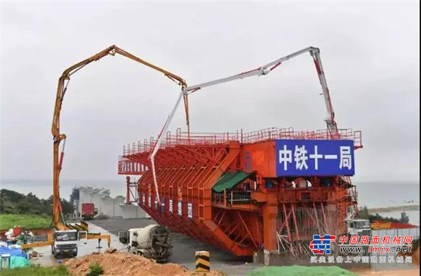 世界首例！徐工V7泵车助力湄洲湾跨海大桥建设