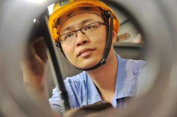 柳工：礼赞新时代·封面人物 | 彭伟：技术状元是如何“炼”成的