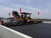 中大抗离析摊铺机在武汉四环线青山长江大桥超宽度19.25米宽平稳施工