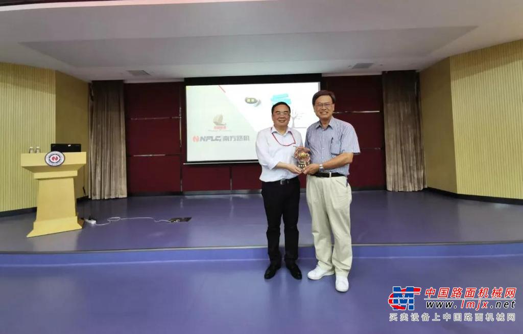 两岸混凝土技术交流访问团莅临南方路机考察交流