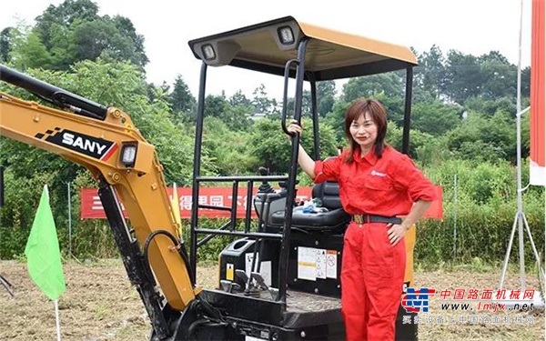 近十年驾驶经验 巾帼不让须眉 专访三一施工比武冠军女机手欧青华