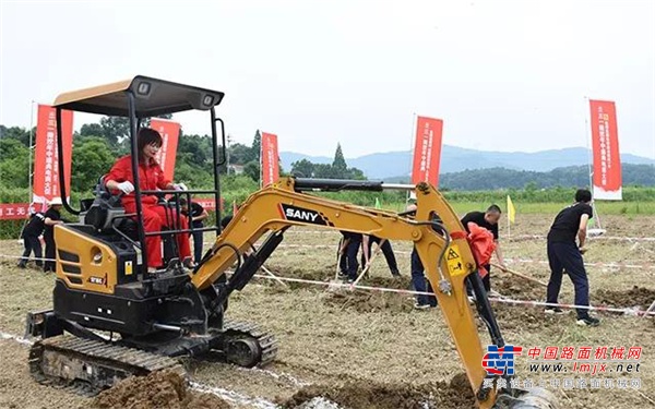 近十年驾驶经验 巾帼不让须眉 专访三一施工比武冠军女机手欧青华